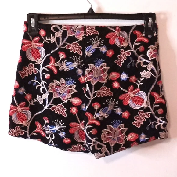 AKIRA High Waisted Embroidered Floral Print Shorts - Picture 4 of 9